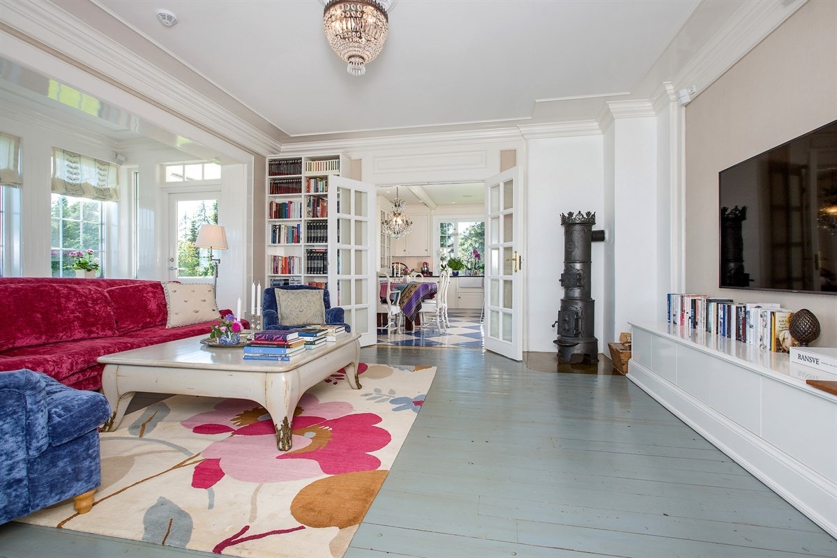 Tv-stue med utgang til balkong Galleribilde