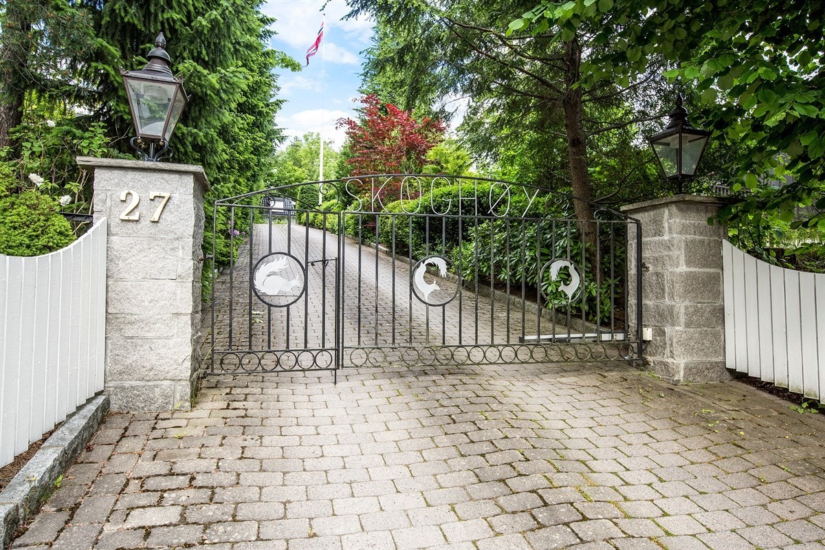 Stenlagt inngangsparti, adkomst via elektriske porter med videoovervåkning Galleribilde