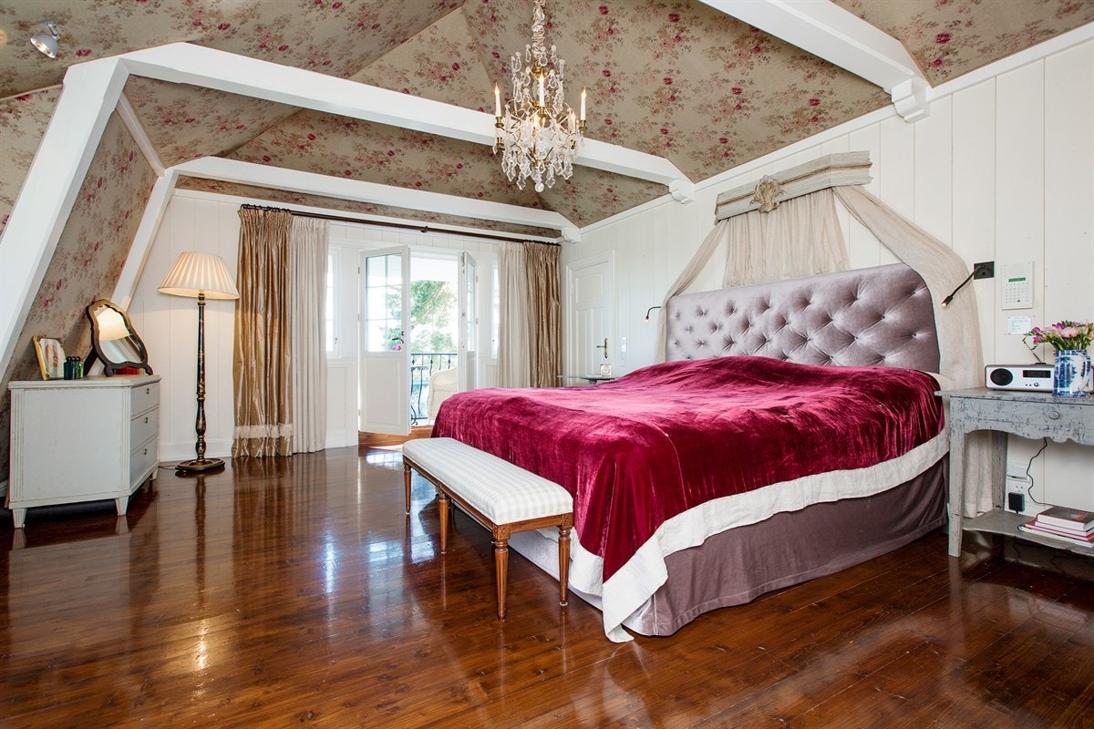 Master-bedroom med utgang til balkong, eget baderom og walk-in-closet Galleribilde