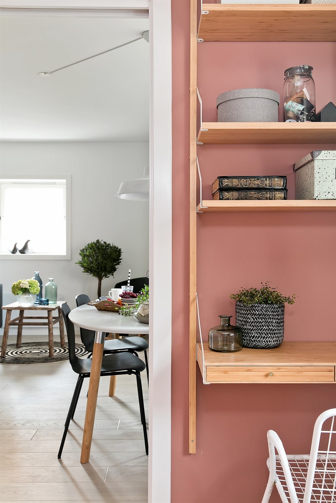 Rommet er malt i årets trend farge "warm blush" Galleribilde