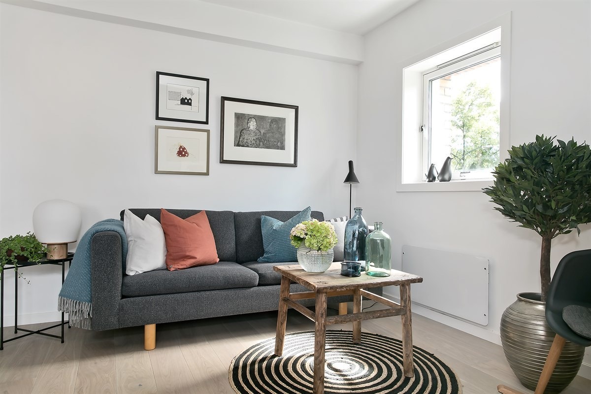 Siden dette er en hjørneleilighet har man godt med vinduer som skaper fint naturlig lys. Galleribilde