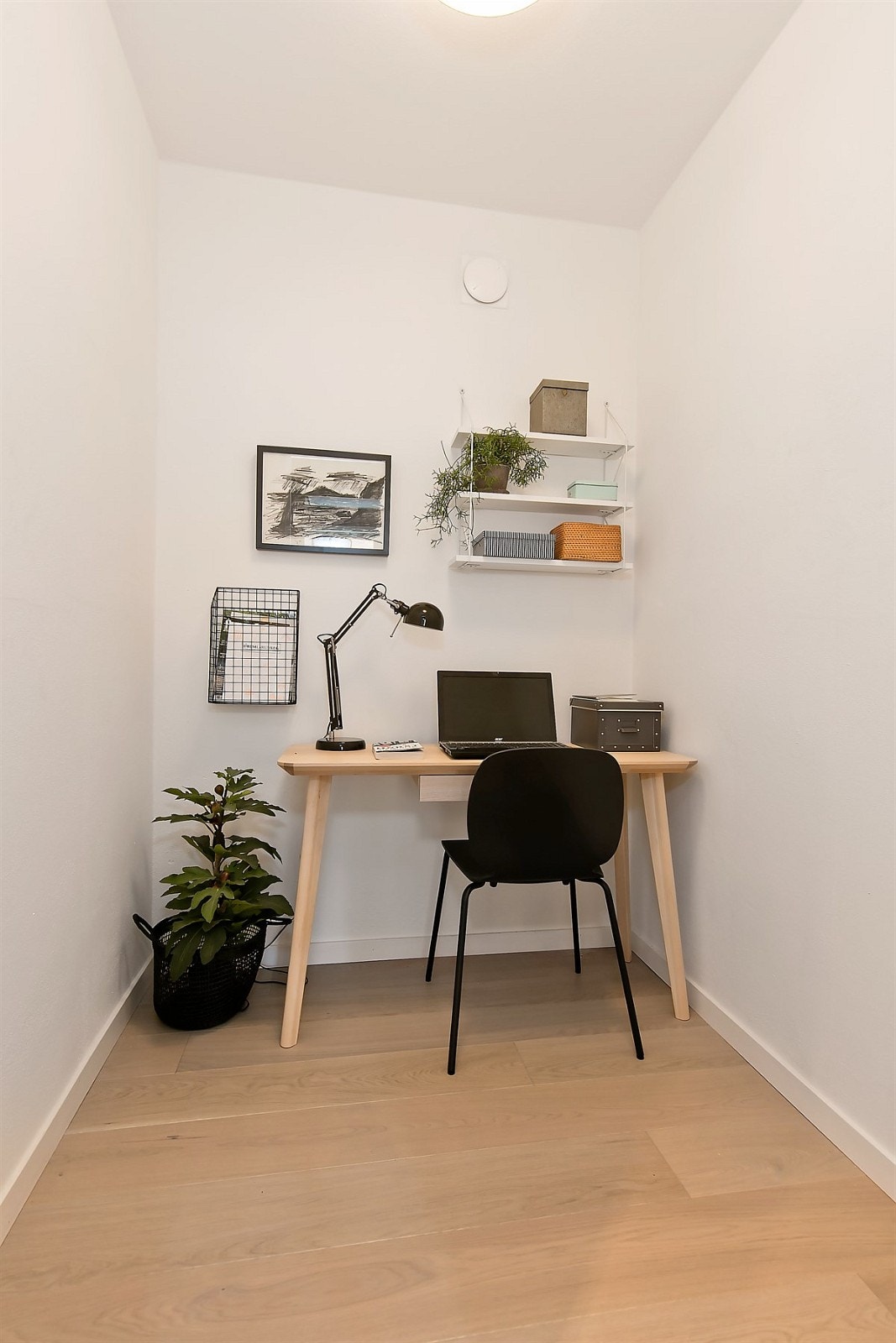 Innvendig bod/ kontor - Mulighet for god innreding og klesoppbevaring. Galleribilde