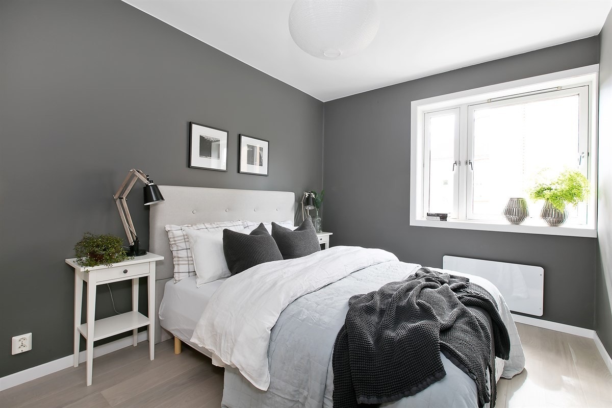 Romslig og moderne hovedsoverom. Galleribilde