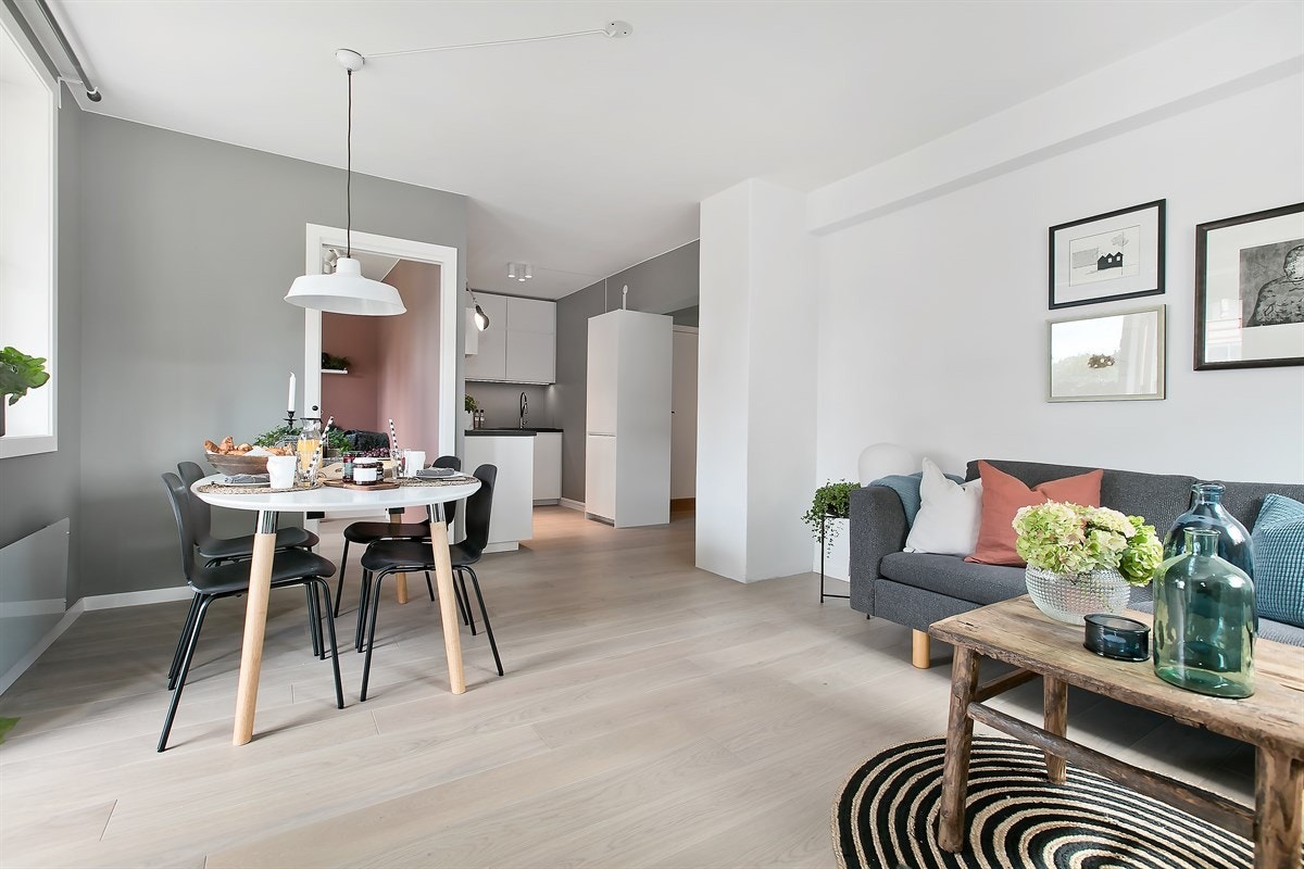 Leiligheten ligger i 2.etg. Her finner du 2 gode soverom, alkove og en romslig innvendig bod. Galleribilde