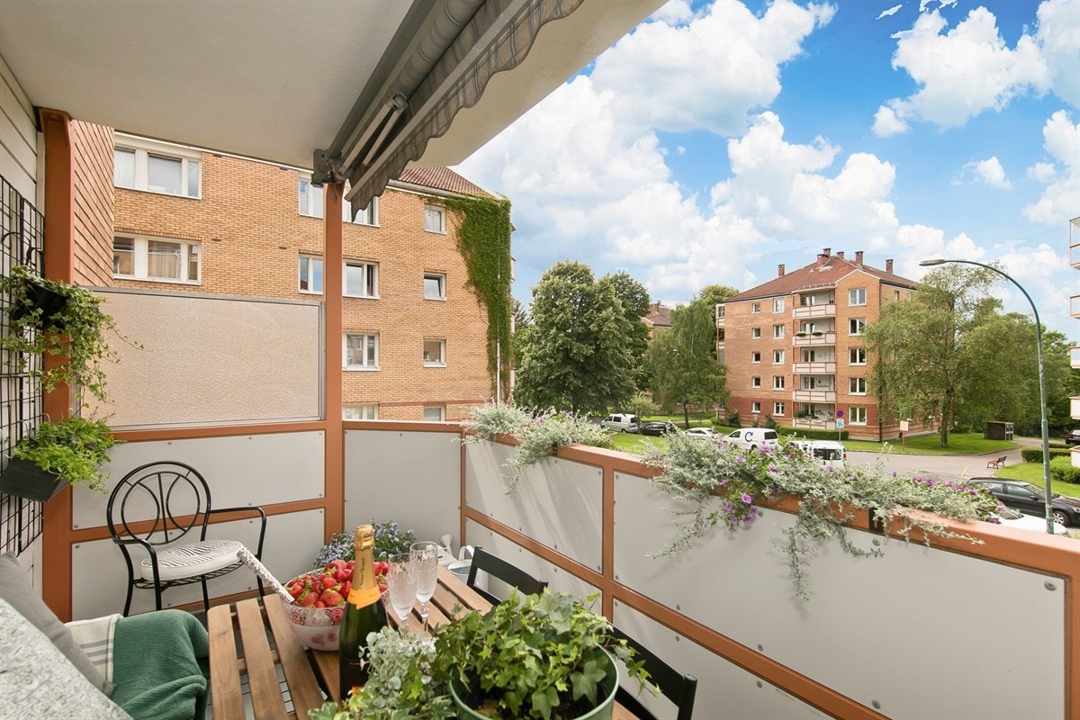 Romslig balkong med god plass til sittegruppe, grill. Galleribilde