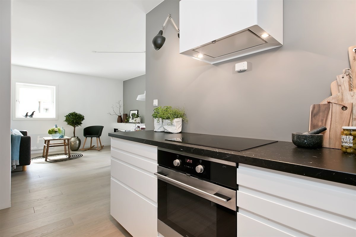 Kjøkkenet er tilbaketrukket fra boligens sosiale del. Galleribilde