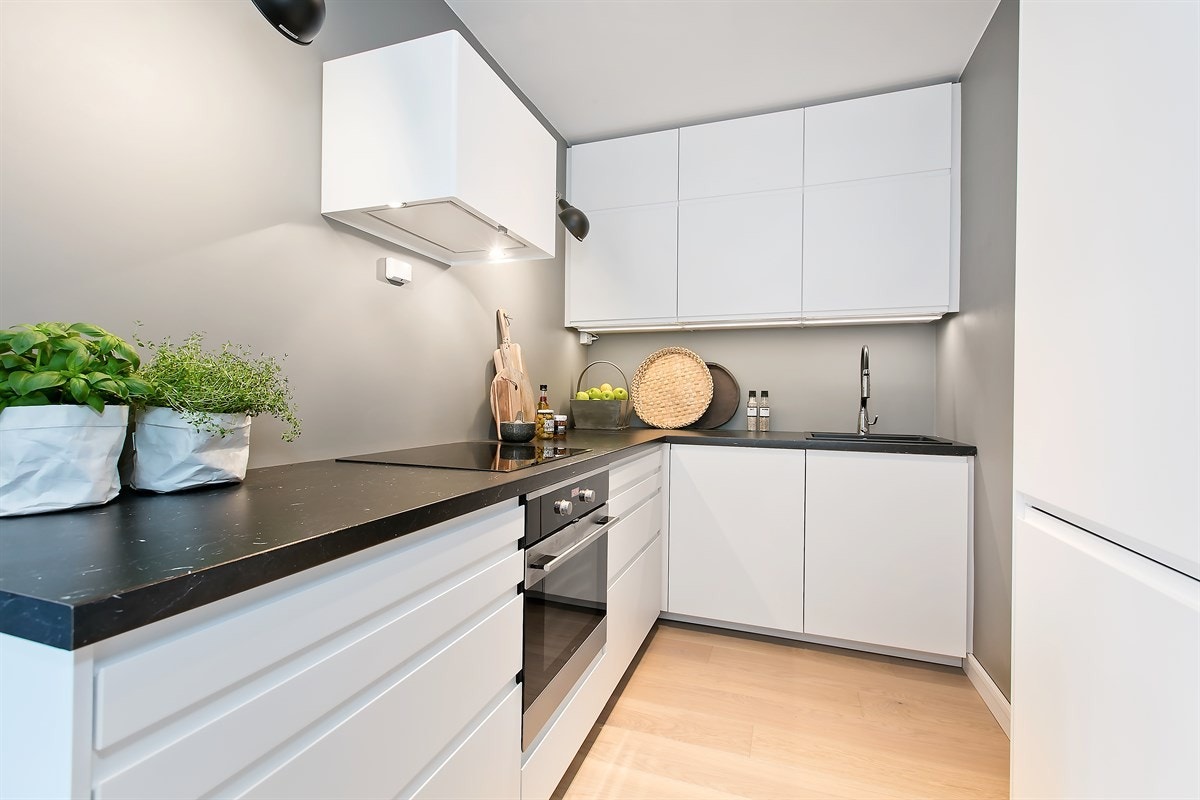 Lekkert og moderne kjøkken med intregerte hvitevarer. Galleribilde