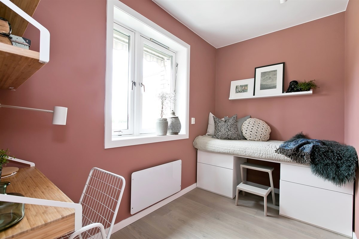 Flott alkove, som etter målene er akkurat litt for lite til å bli betegnet som soverom, det er gode vindusflater i rommet. Galleribilde