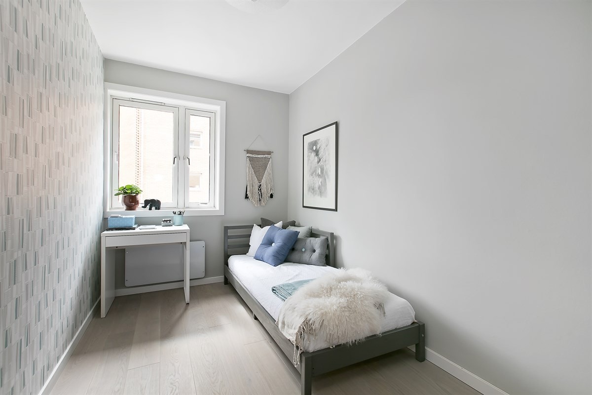 Gjesterom eller barnerom? Denne leiligheten oppfyller de fleste behov. I likhet med hovedsoverommet har også dette rommet plass til dobbeltseng. Galleribilde