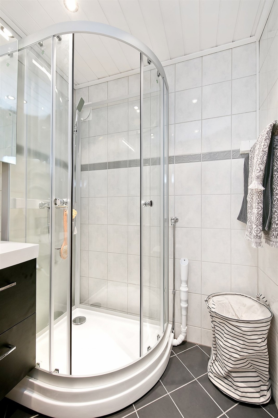 Flott baderom med lun varme i gulvet. Galleribilde