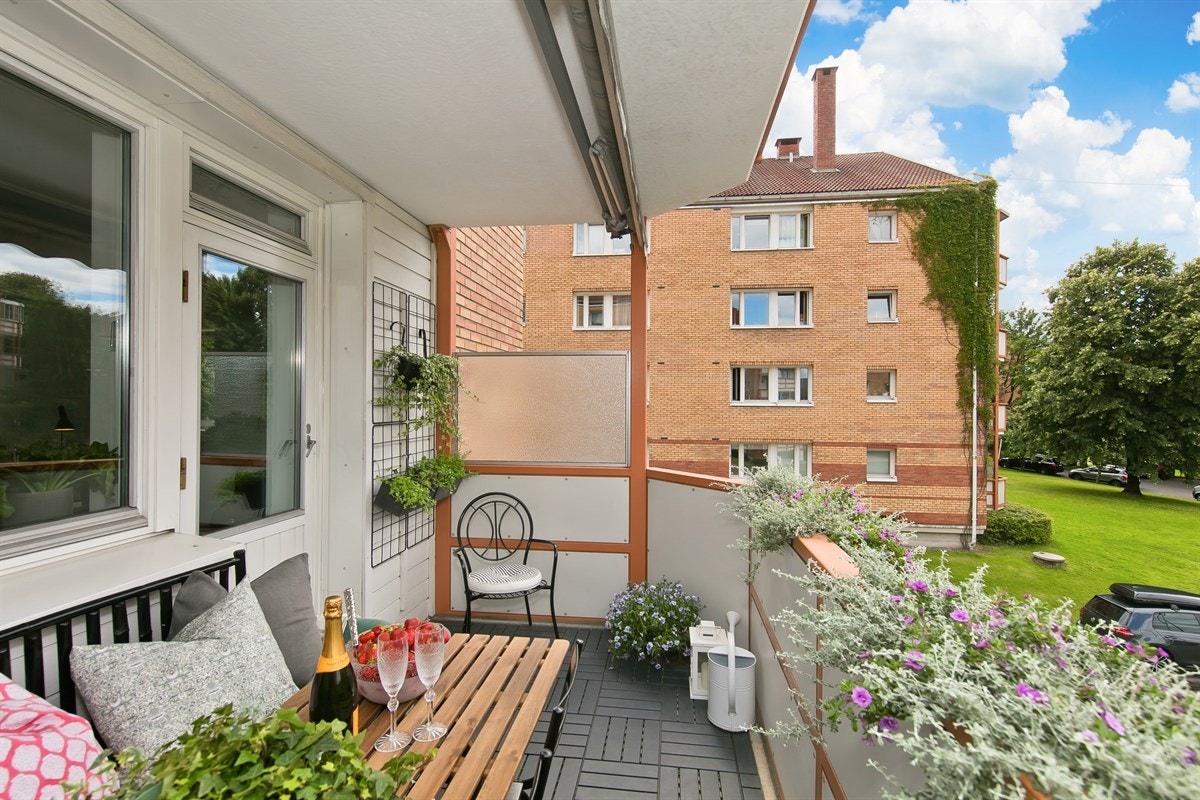 Balkongen vender ut mot stille friområdet. Galleribilde