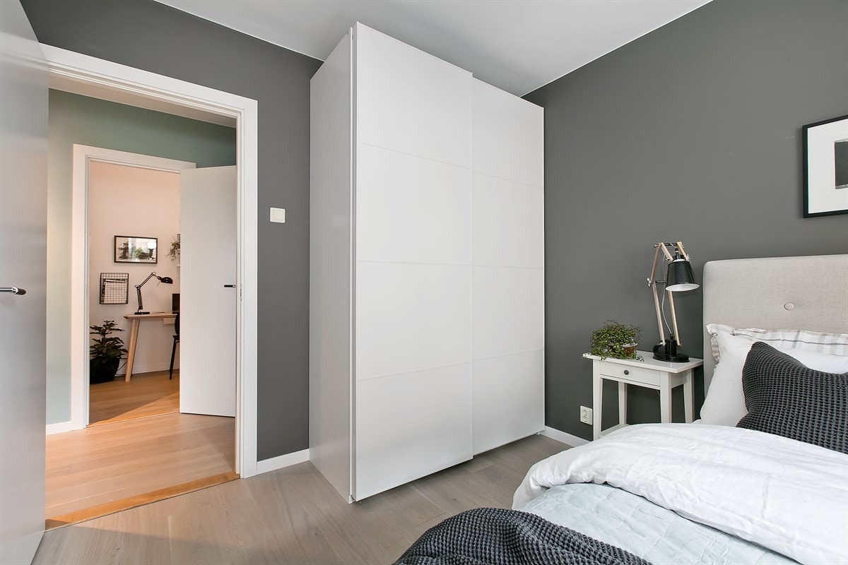 Stor garderobe medfølger. Galleribilde