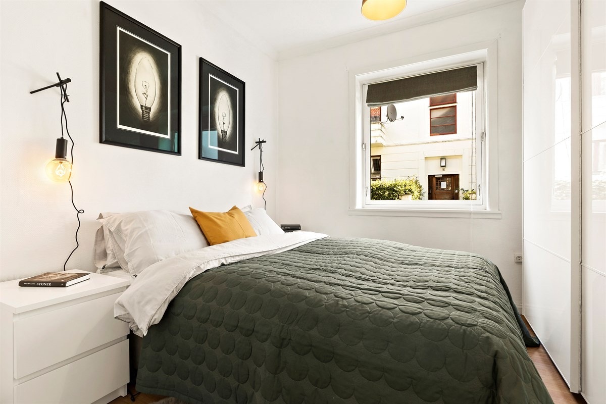 Soverommet har god plass til en dobbeltseng. Praktisk med skyvedørsgarderobe. Galleribilde
