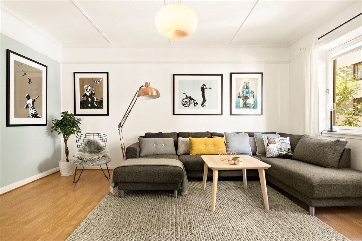 Leiligheten har gjennomgående pen laminat på gulv og lysmalte vegger. Galleribilde