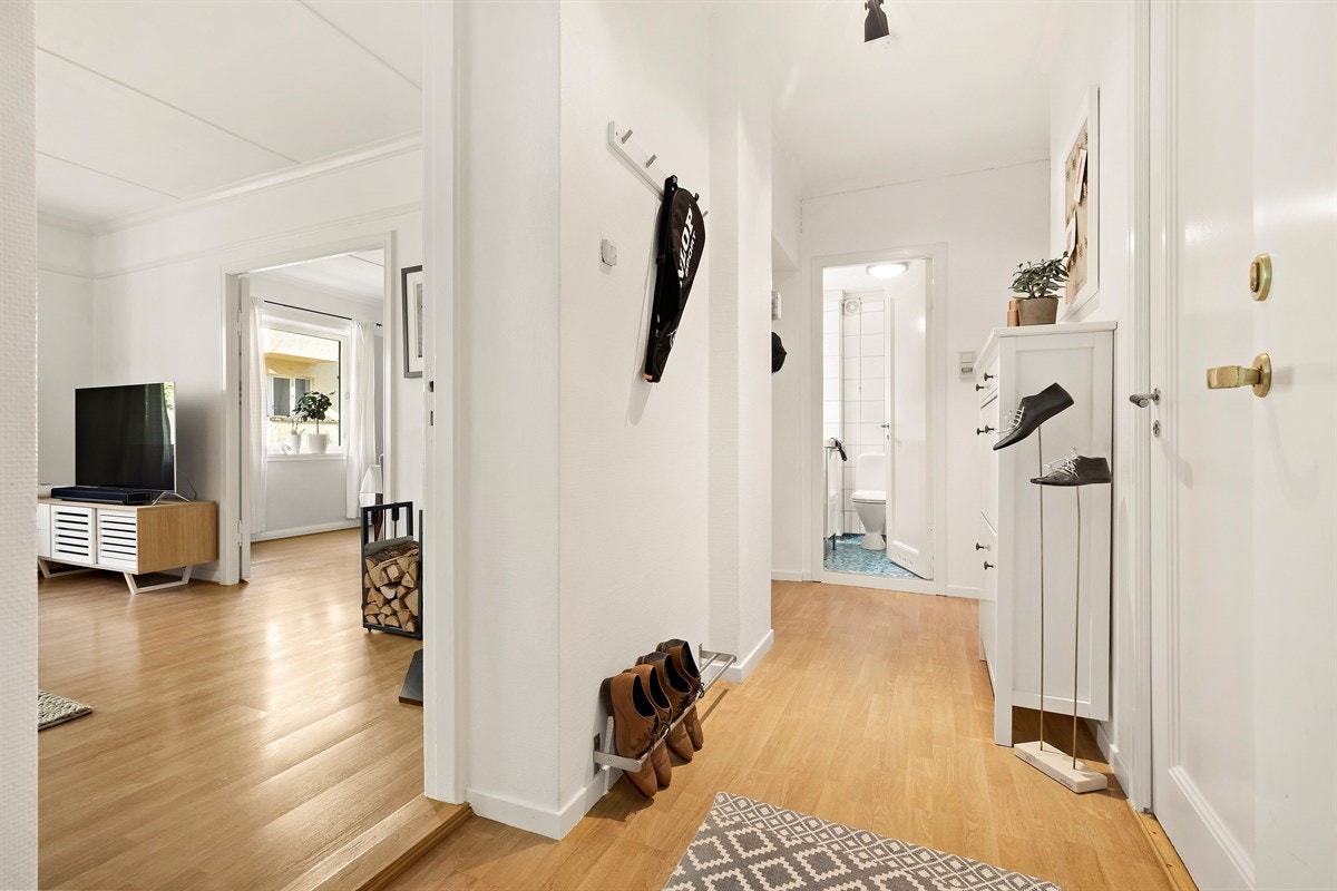 Lys og innbydende entré/gang ønsker deg velkommen inn i leiligheten! Galleribilde