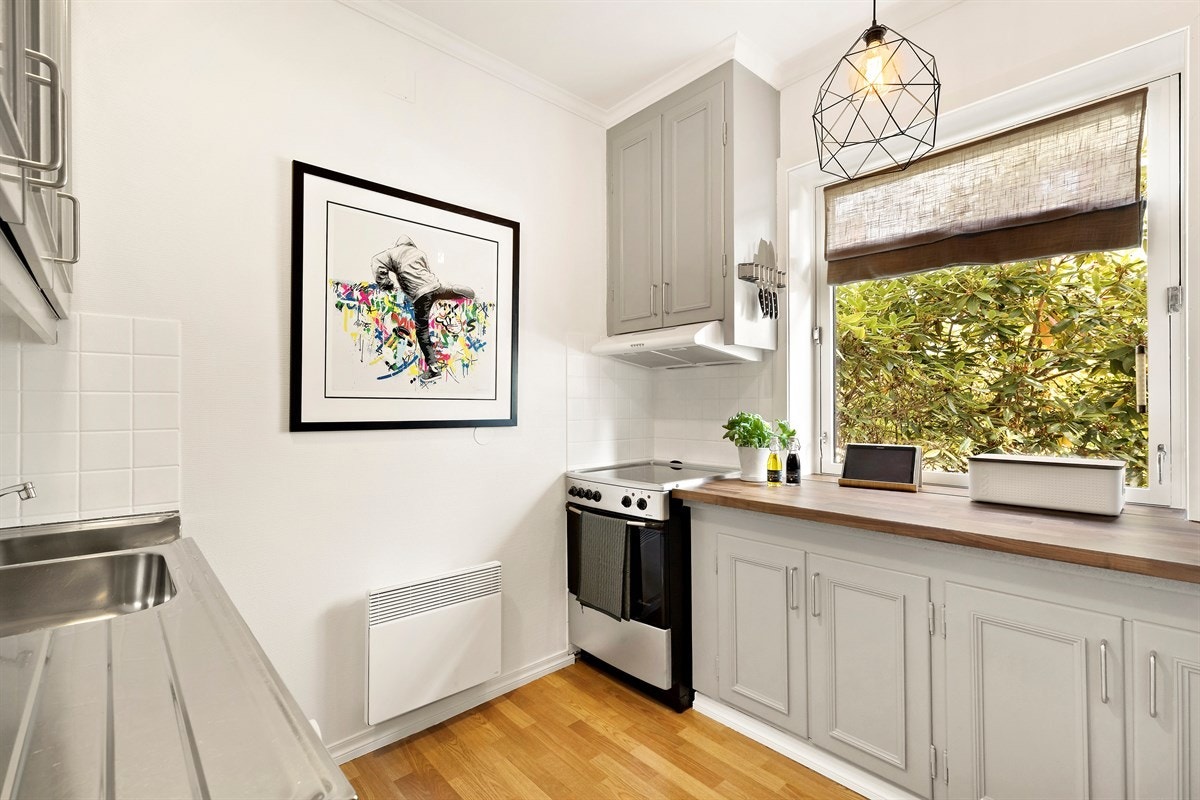 Malt kjøkkeninnredning med profilerte fronter. Ny ventilator fra 2015. Galleribilde