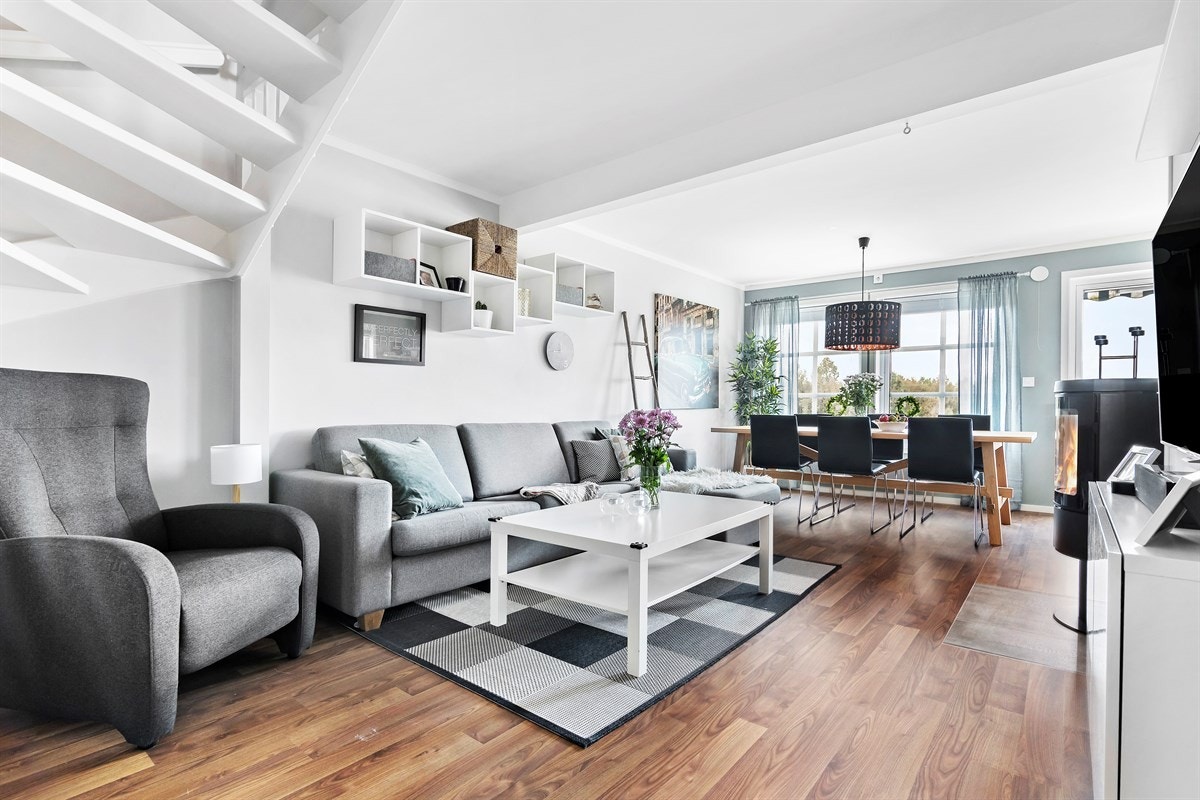 Stue med salongdel og spisestue. Galleribilde