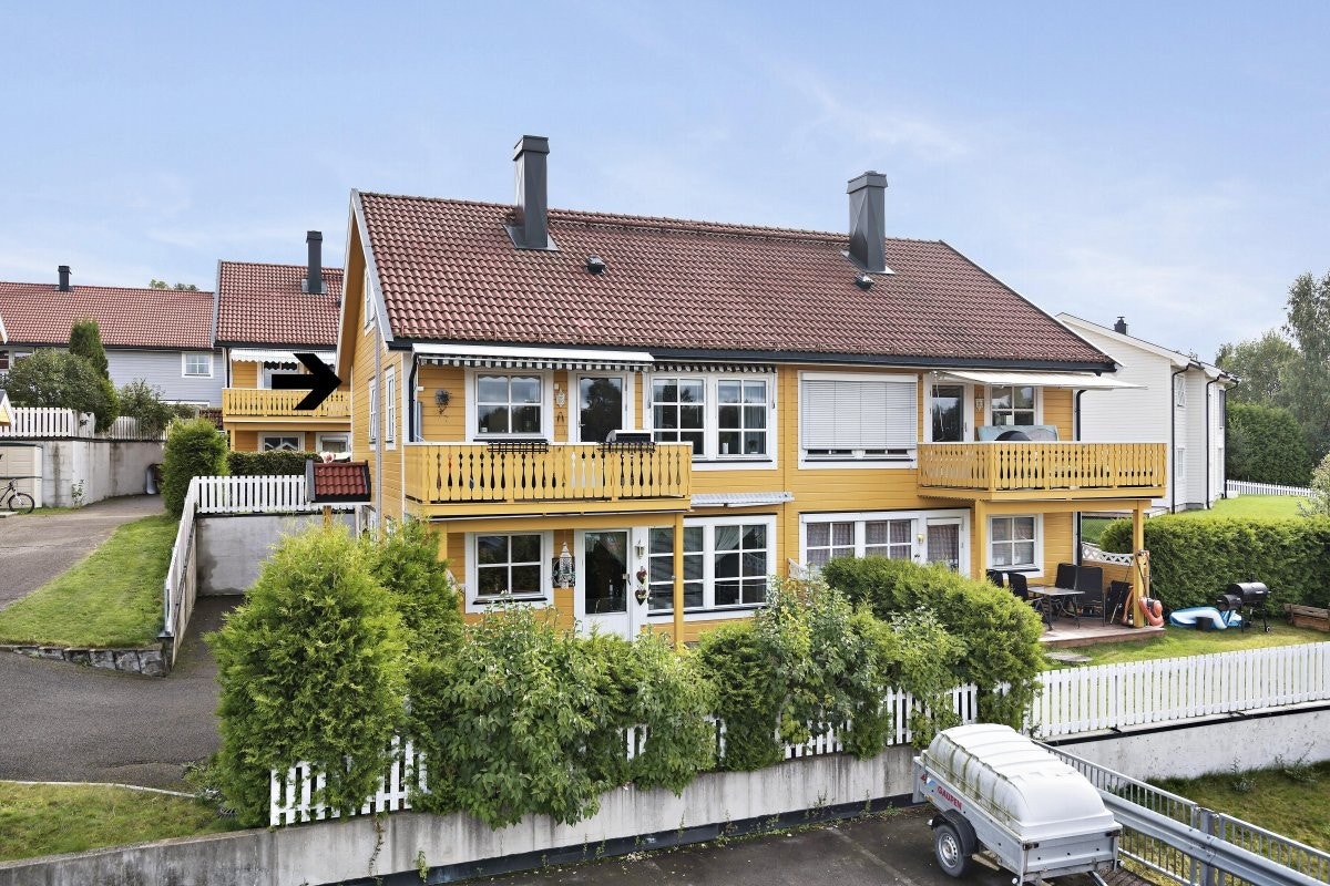 Fasade, fin utsikt fra verandaen. Galleribilde