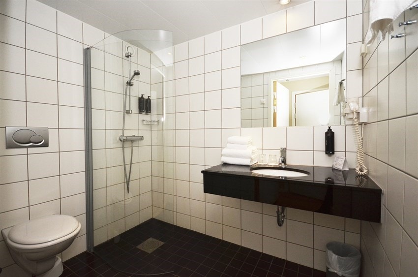 Bad fra dobbeltrom. Illustrasjonsfoto, ikke tatt fra denne leiligheten. Galleribilde