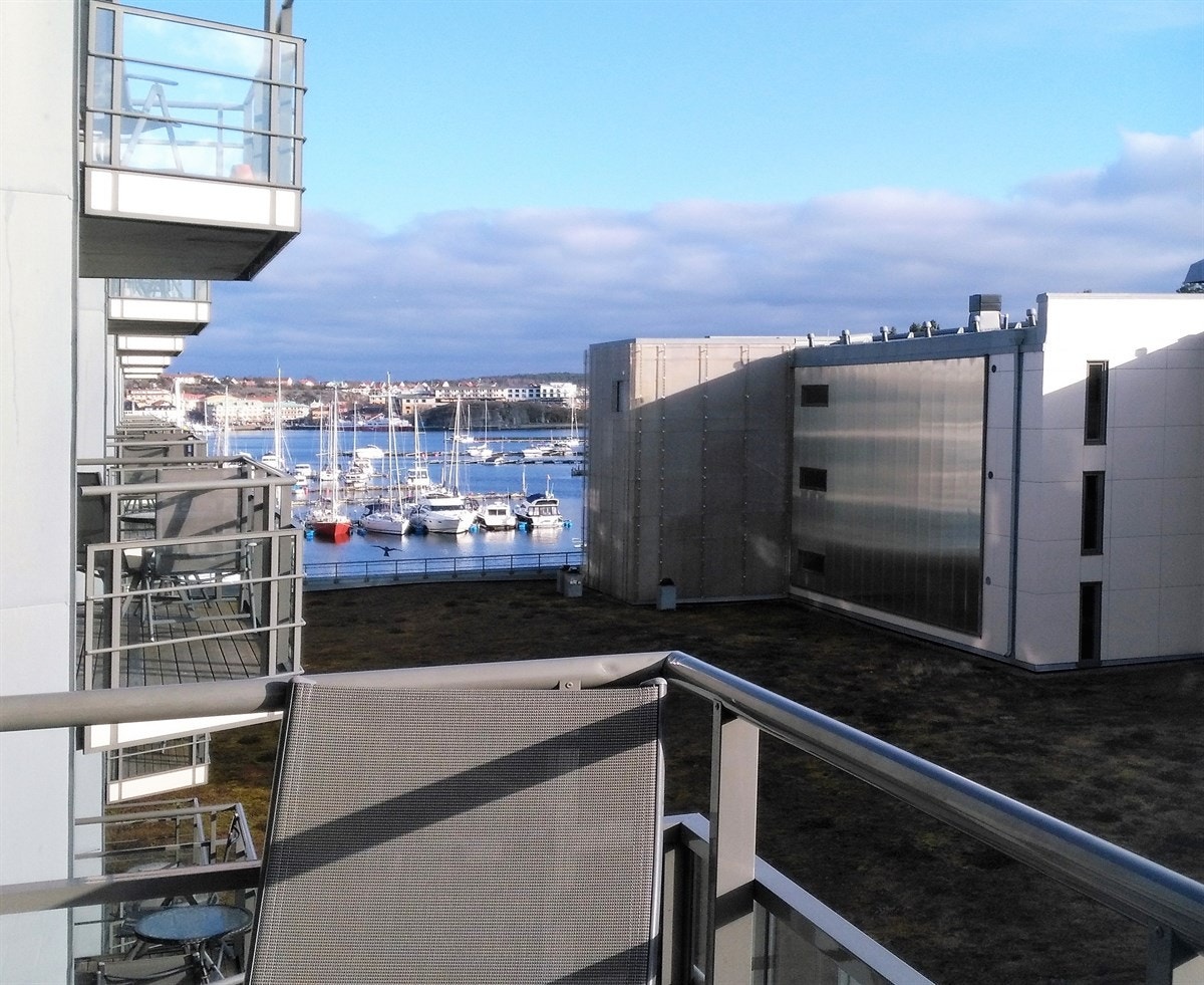 Utsikt fra verandaen mot yachthavnen og Strømstad by. Galleribilde