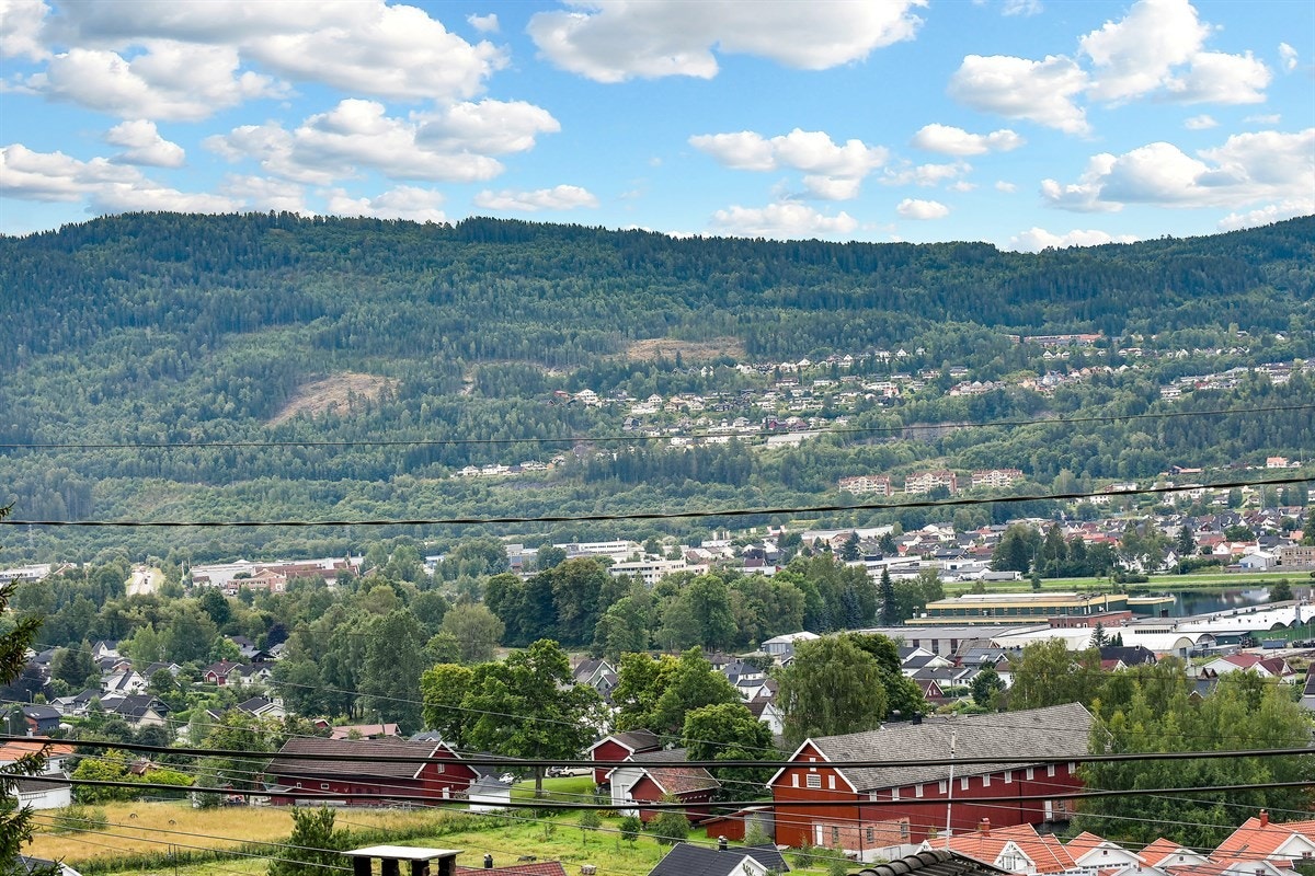 Terrassen er pent innrammet av hvitmalt gjerde og har terrassemarkise for optimal solskjerming. Galleribilde
