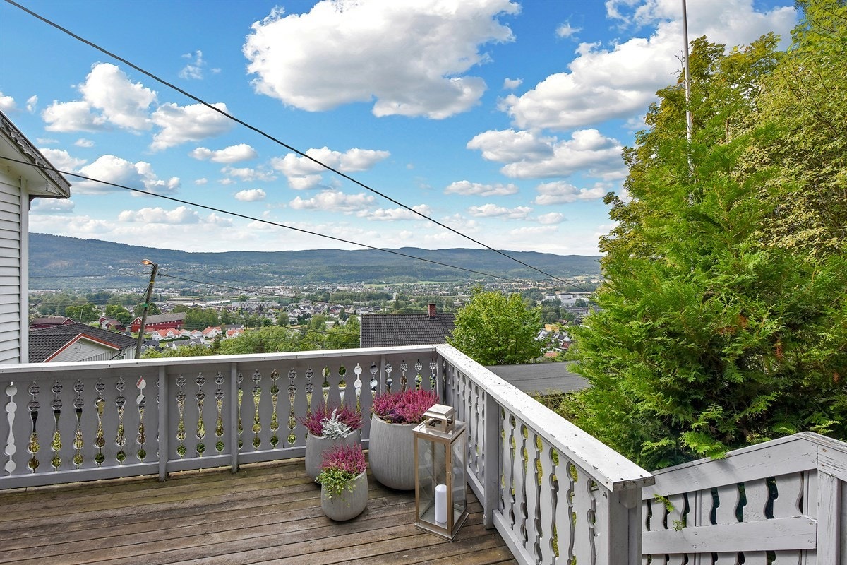 Ved inngangspartiet i første etasje er det en koselig velkomstterrasse med delvis overbygg som gir fin plass til en sittegruppe. Galleribilde