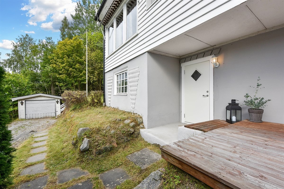 Fra garasjen er det gangsti og tretrapp frem til begge inngangspartiene. Galleribilde