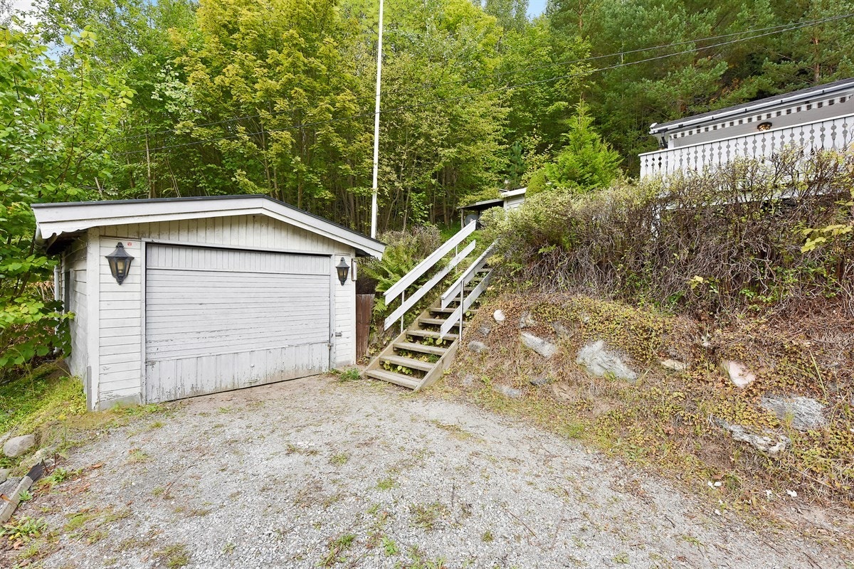 Parkering i frittstående garasje og biloppstillingsplasser på privat tomt. Garasjen er utstyrt med vippeport og utelys. Øvrig parkering etter områdets gjeldende bestemmelser. Galleribilde