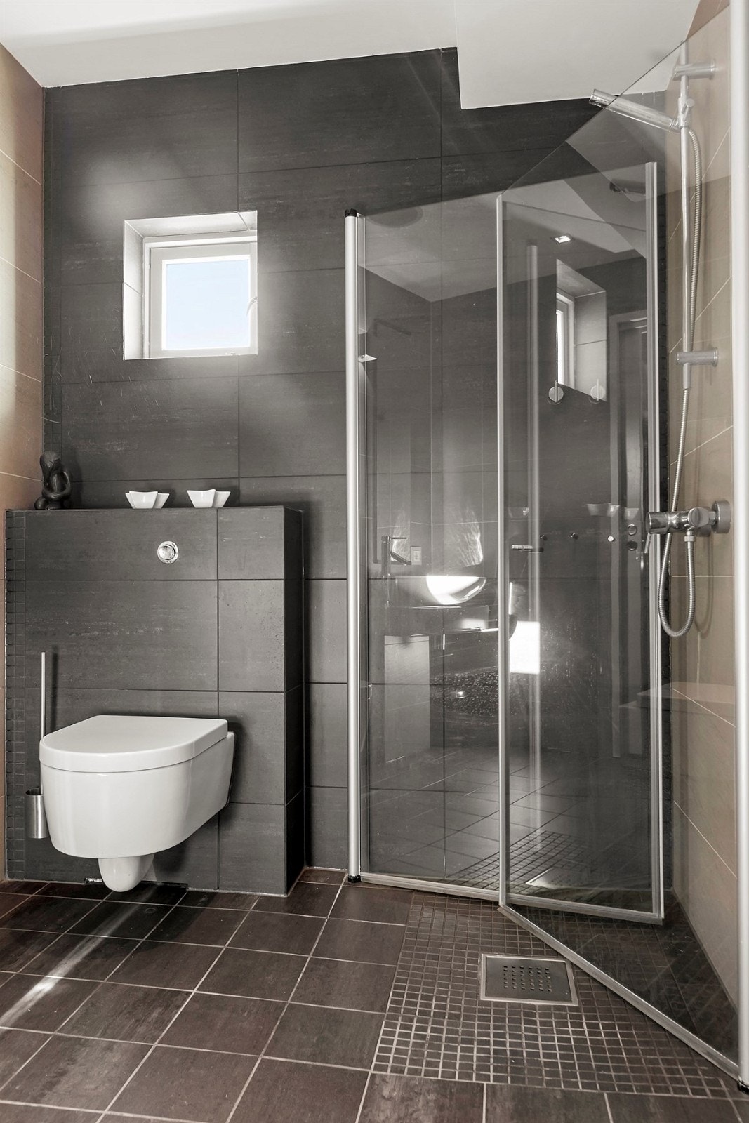 Lekkert flislagt bad med innskyvbare dusjvegger. Galleribilde