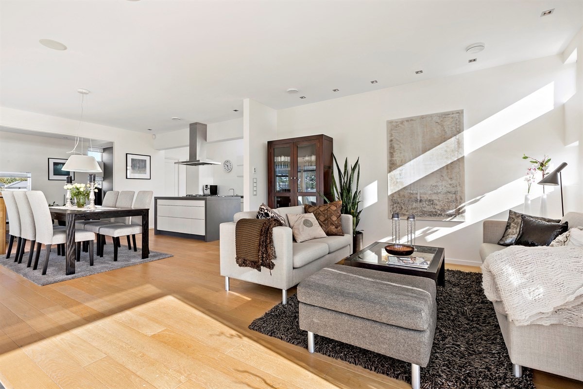 Stuen har enstavs parkett og lyse vegger. Galleribilde