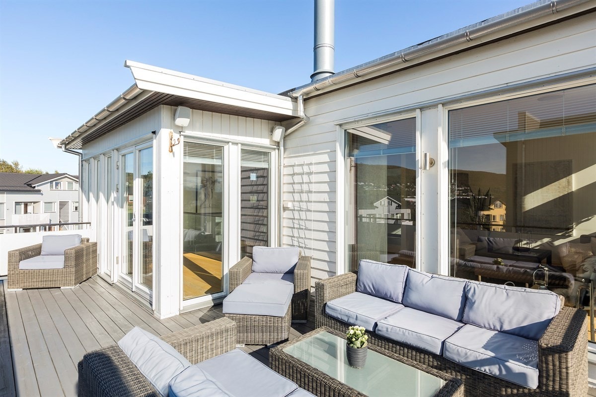 Stor møbleringsvennlig terrasse. Galleribilde