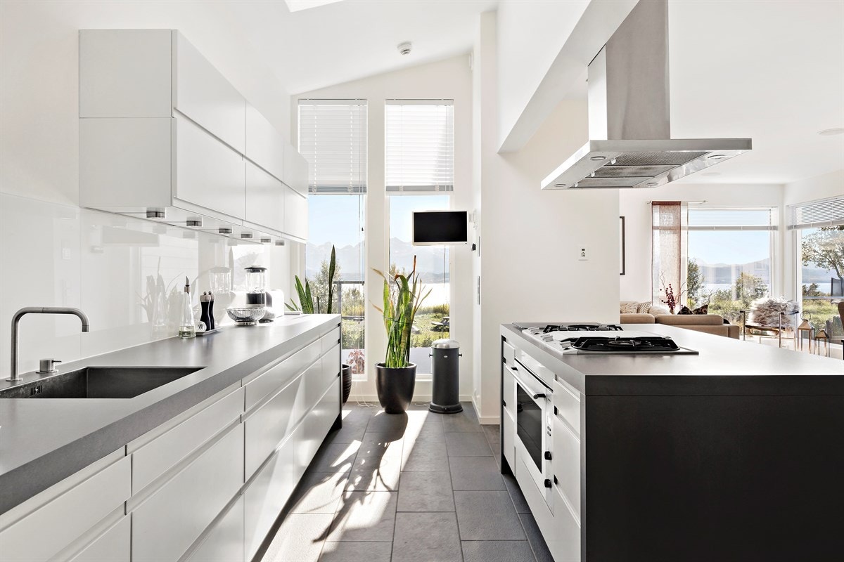 Lekkert og moderne kjøkken fra HTH med åpen løsning mot stue. Kjøkken har 3 takvinduer. Galleribilde