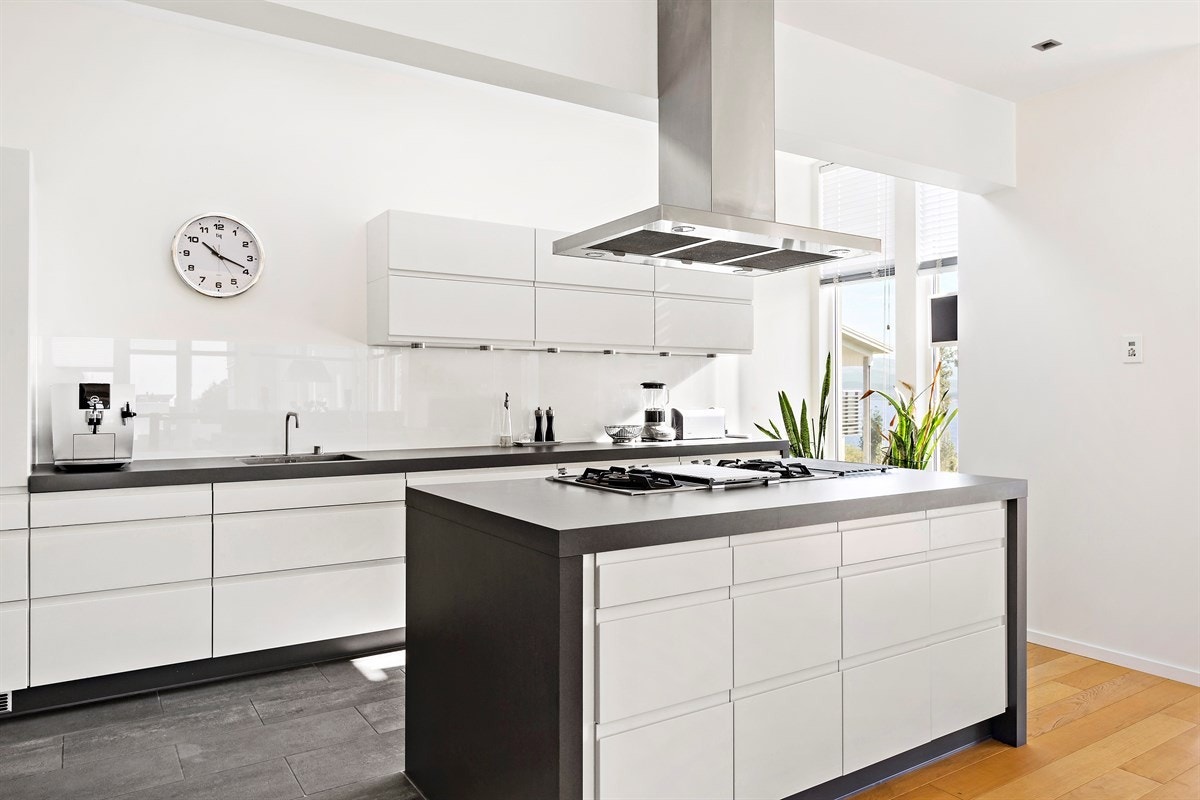 Pent kjøkken fra HTH med integrerte hvitevarer som stekeovn, kjøleskap og oppvaskmaskin fra Siemens. Gasstopp og grill er fra Gaggeneu. Galleribilde