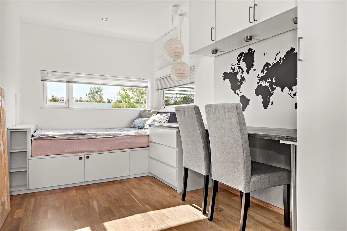 Boligen har 3 soverom, alle beliggende i 1.etasje. På dette rommet følger innredning til høyre på bildet med. Galleribilde