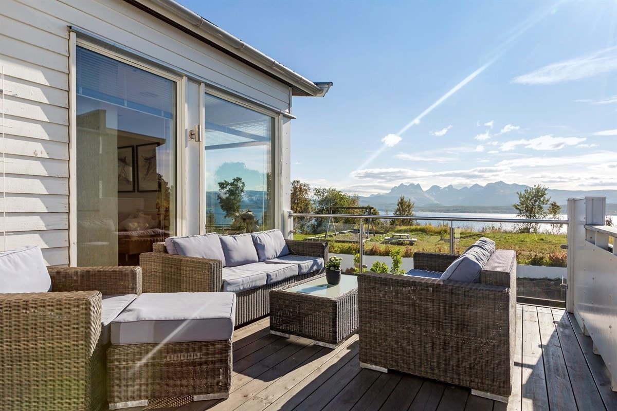 Stor flott terrasse med fantastisk utsikt mot Børvasstindene. Galleribilde