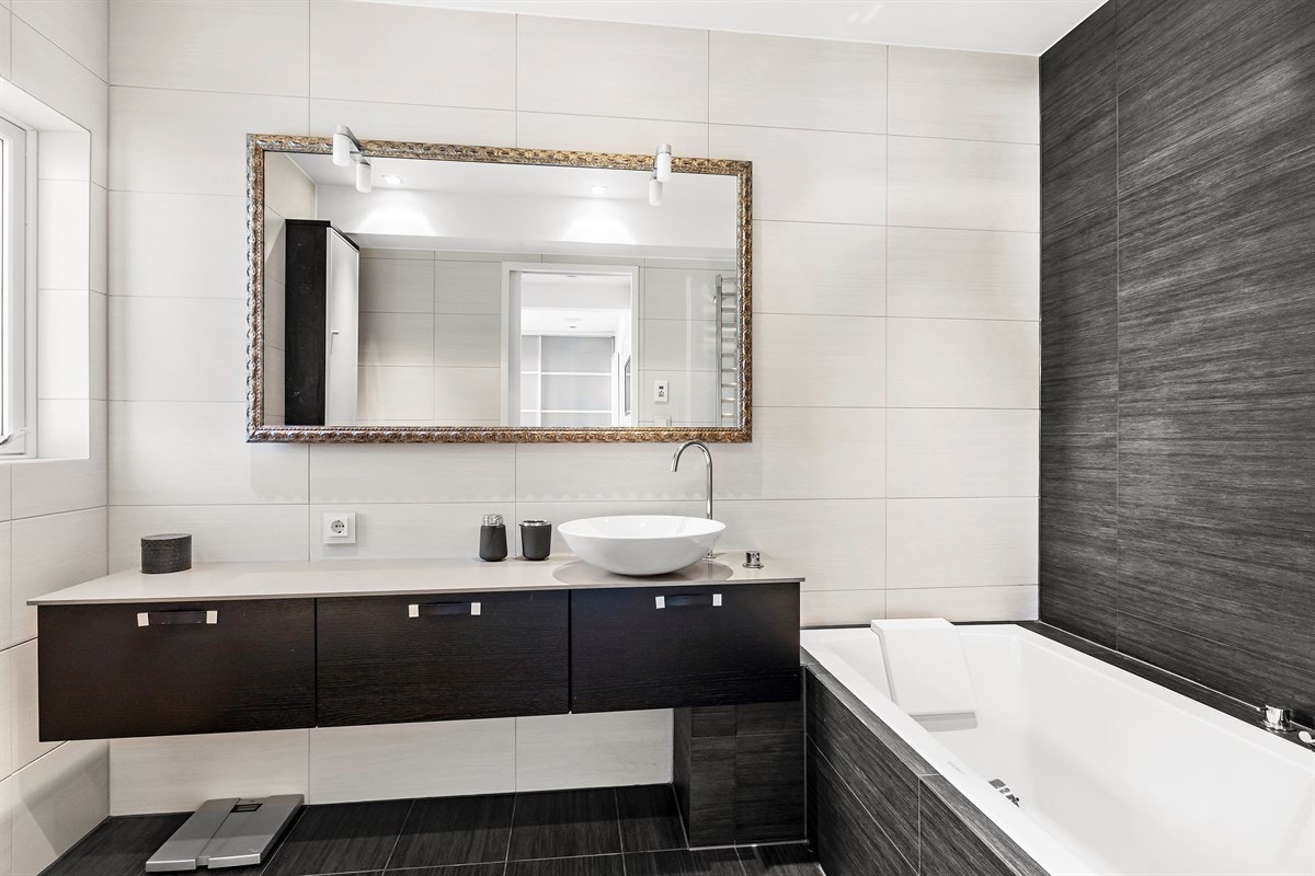 Dette badet ligger i 1.etasje i tilknytning til hovedsoverommet. Galleribilde