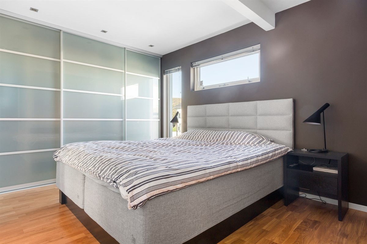 Hovedsoverommet har stor garderobe i tillegg til klesrom. Galleribilde