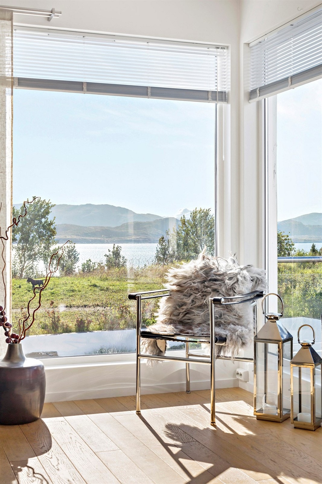 Fra stuen er det fantastisk utsikt mot hav og fjell, samt praktisk oversikt over egen hage og tomt. Galleribilde