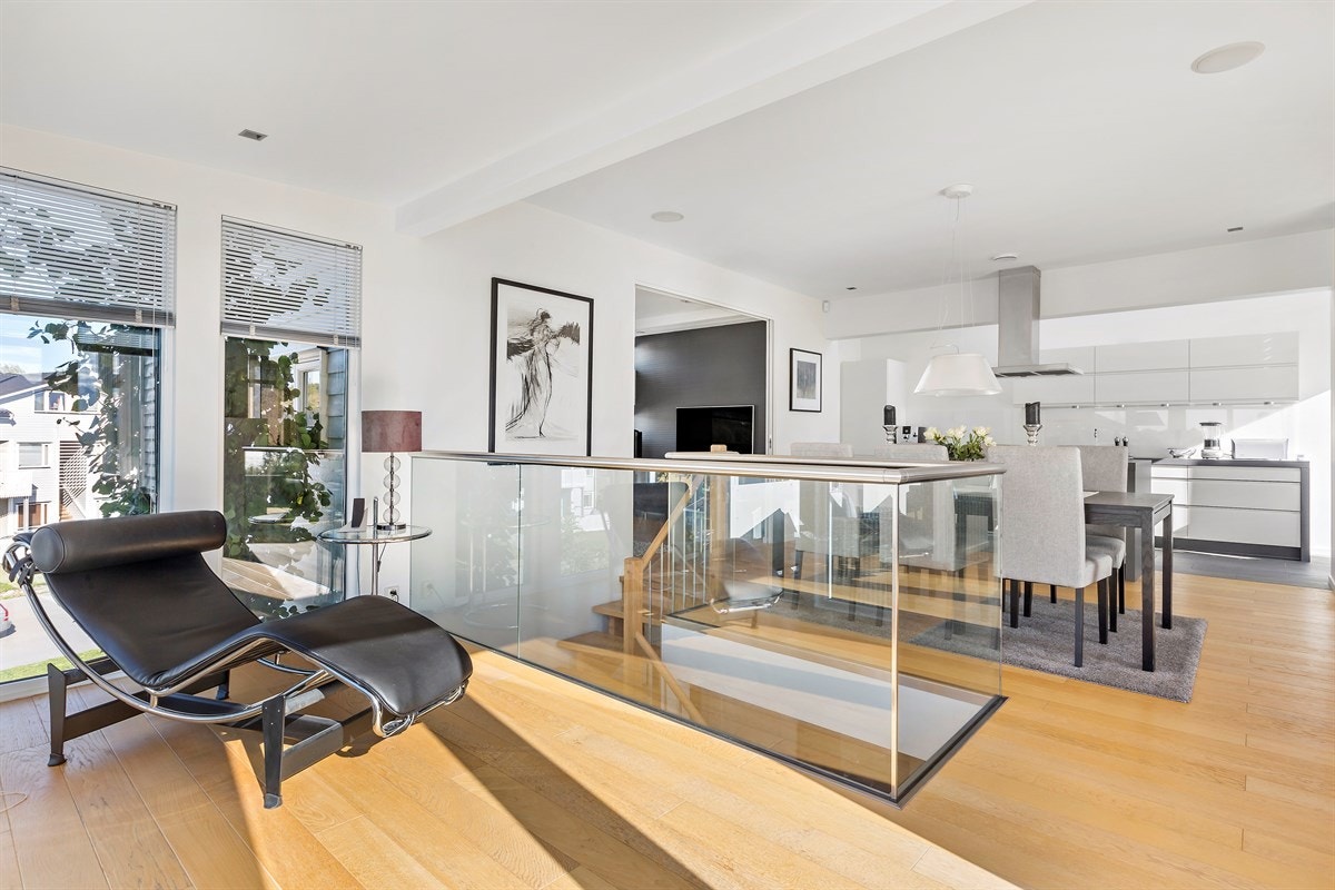 Stuen har store vindusflater som gir god utsikt, samt lys og luft til hele 2.etasje. Galleribilde