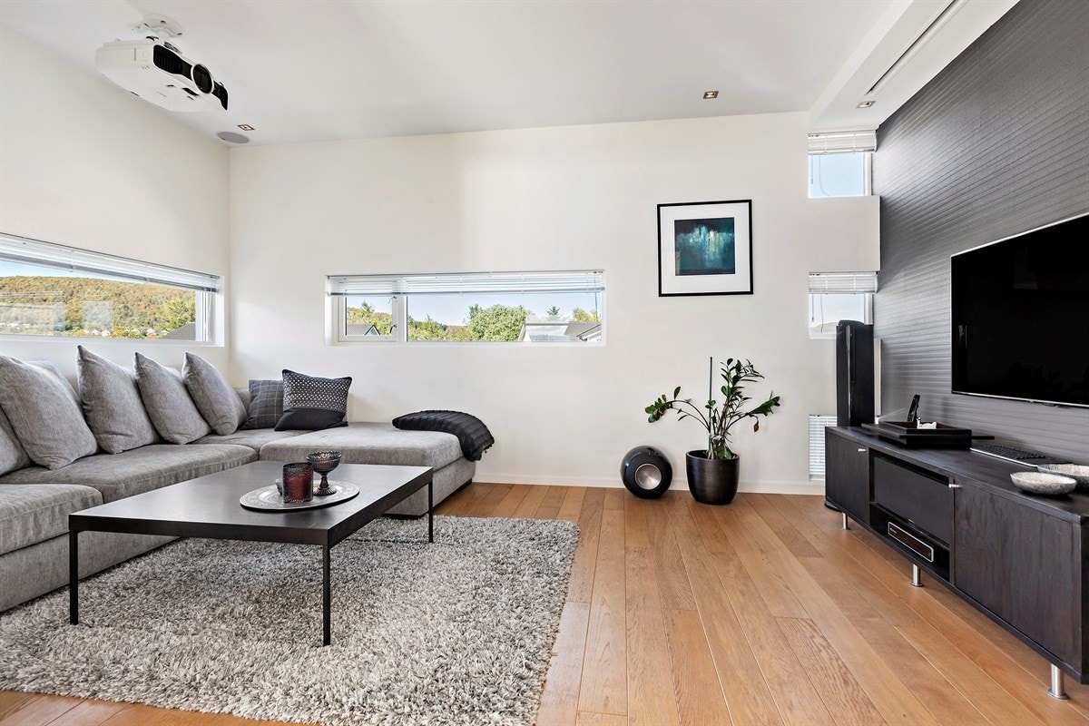 Det er en egen tv-stue del i tilknytning til øvrig stue. Denne kan lukkes med skyvedører. Galleribilde