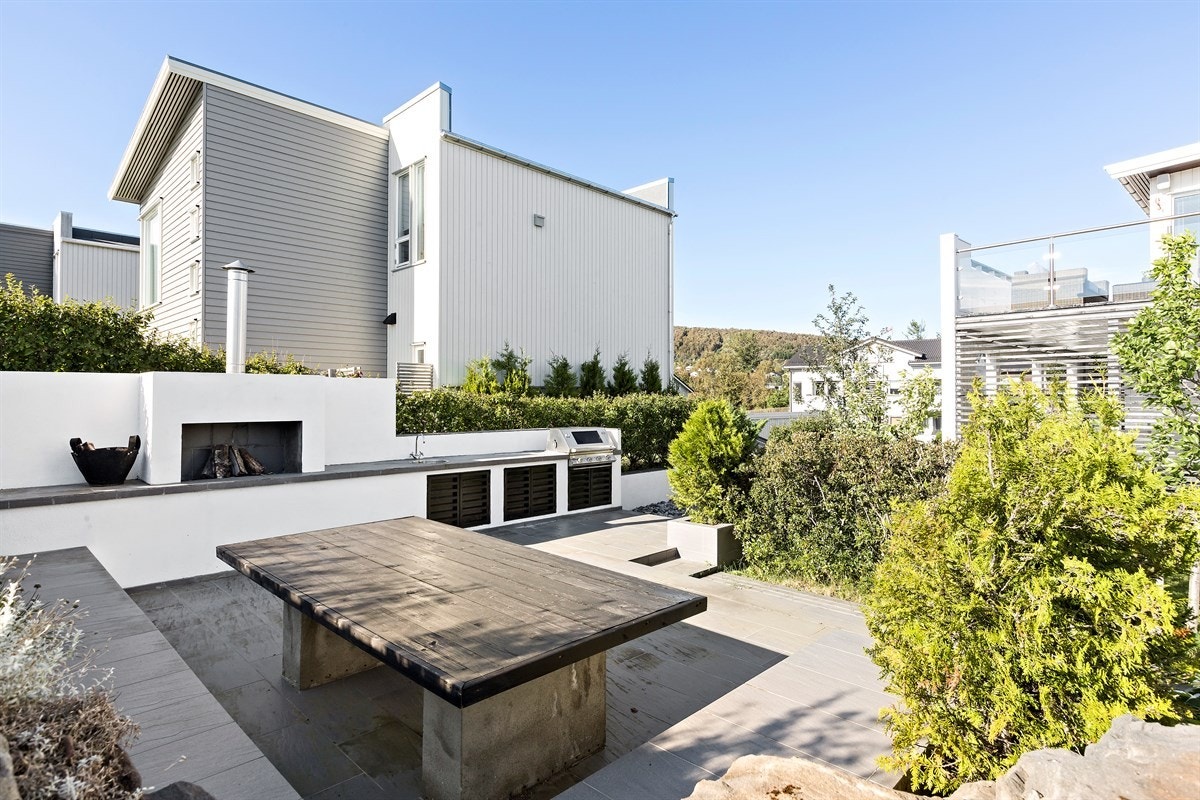 Uteområdet er pent og forseggjort med plassbygd utekjøkken, og flislagt område. Galleribilde