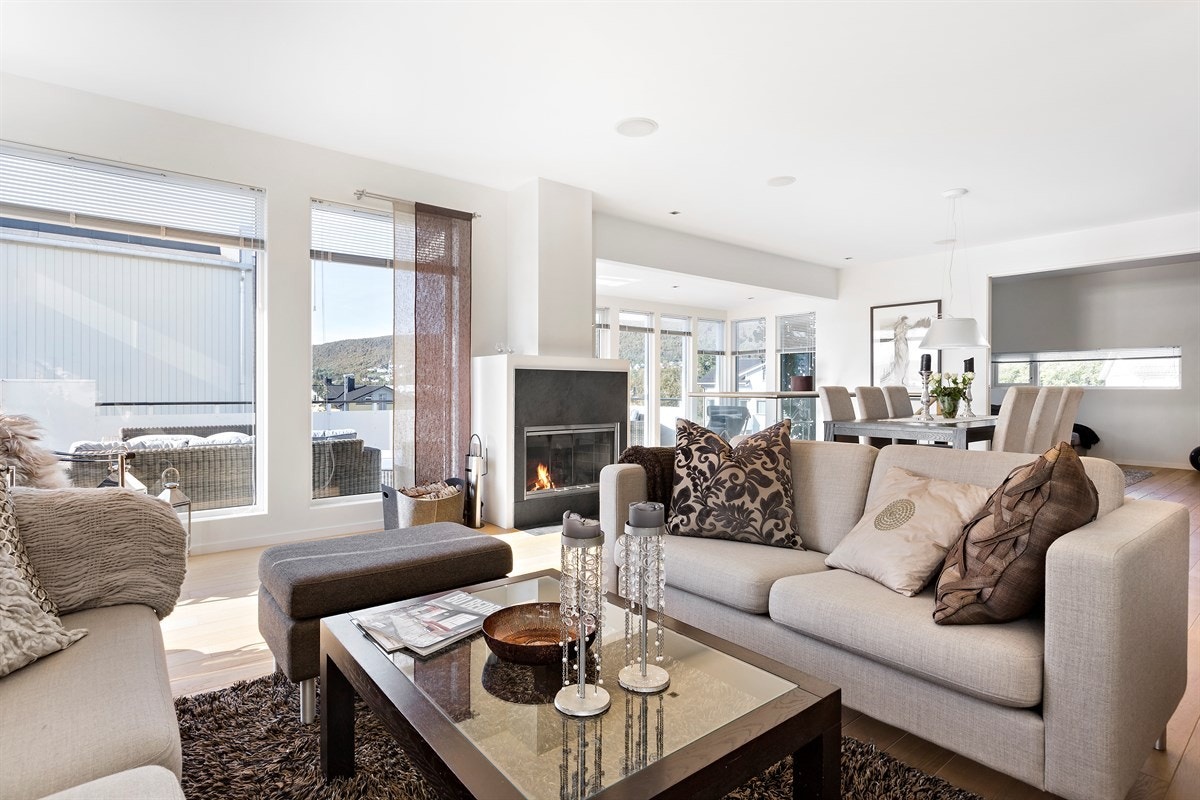 Store vindusflater gir god utsikt og lys til hele etasjen. Galleribilde