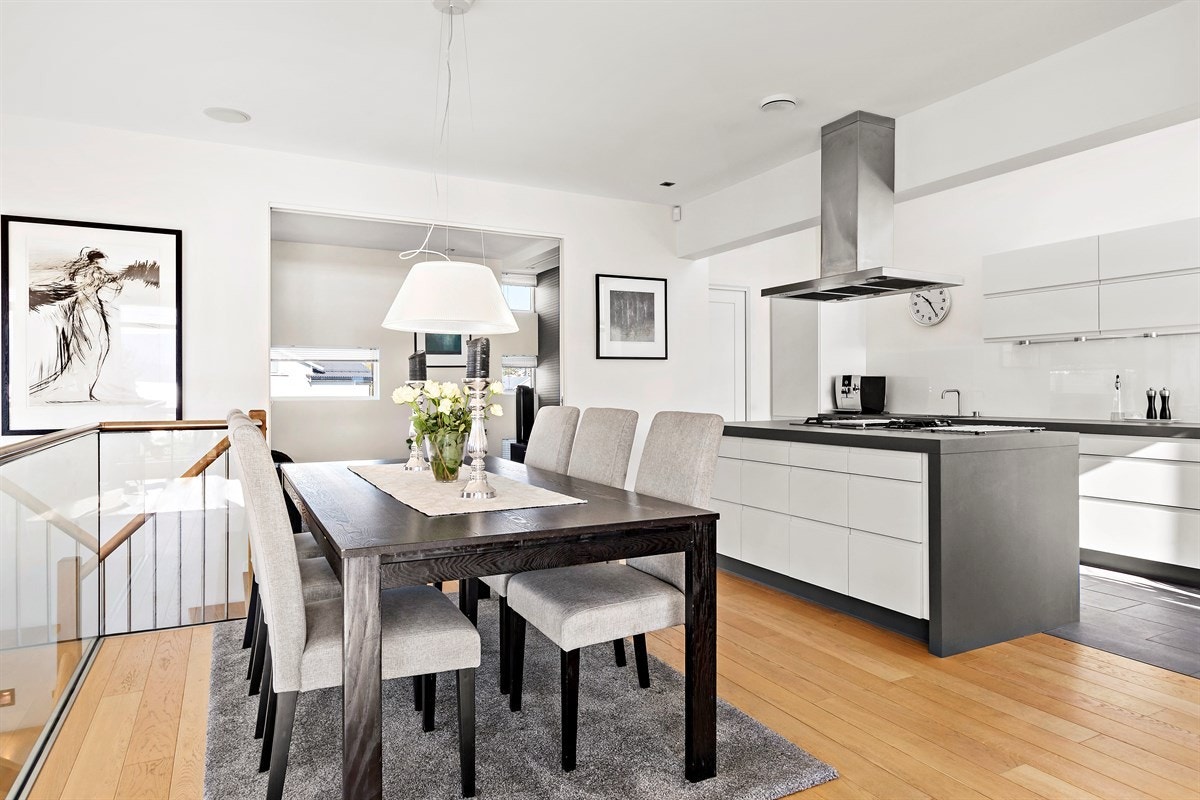 Det er åpen løsning mellom kjøkken og stue. Galleribilde