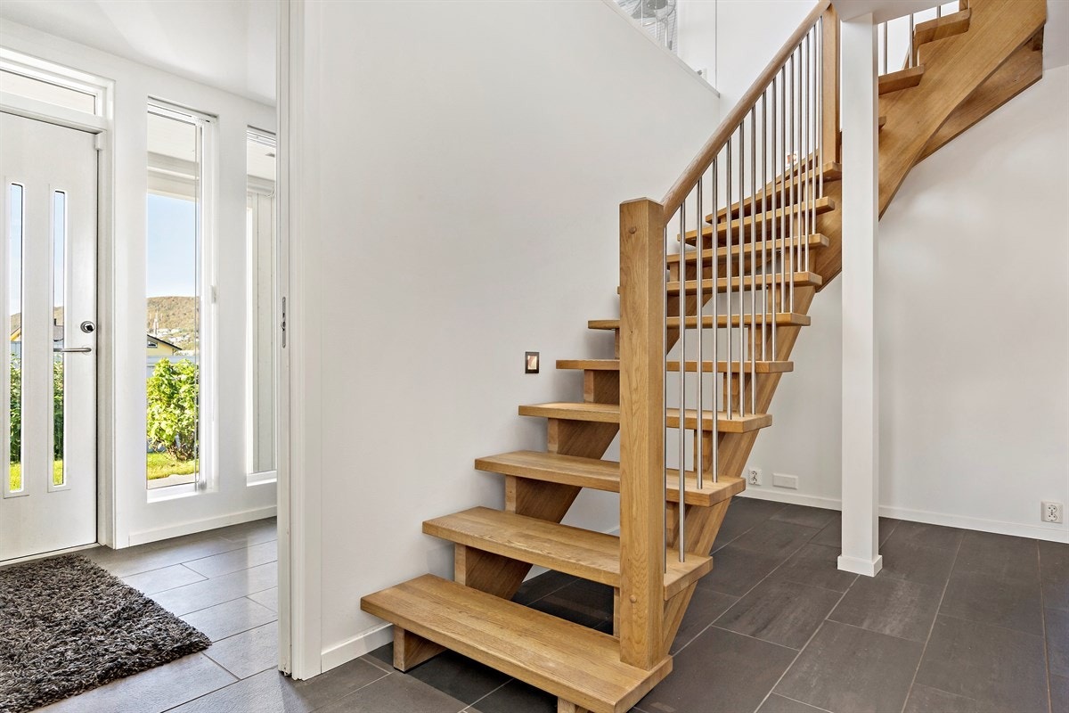 Hall og trapperom med bla eiektrapp, spotter ved trinn, flislagt gulv med varme, høyttalere i tak mm. Galleribilde