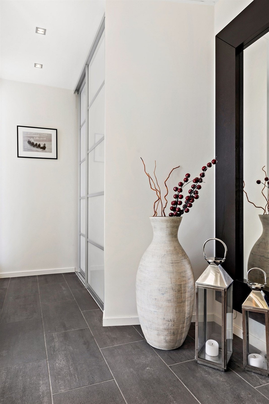 Entré med flis på gulv med varme, og skyvedørsgarderobe fra Langlo. Galleribilde