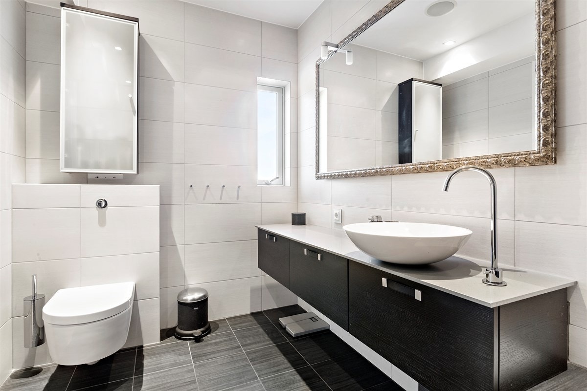 Meget pent bad med mørk innredning. Galleribilde