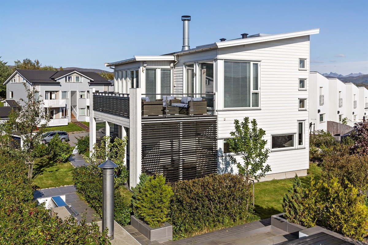 Pen bolig med påkostet og pent uteområde som er nøysomt beplantet. Galleribilde