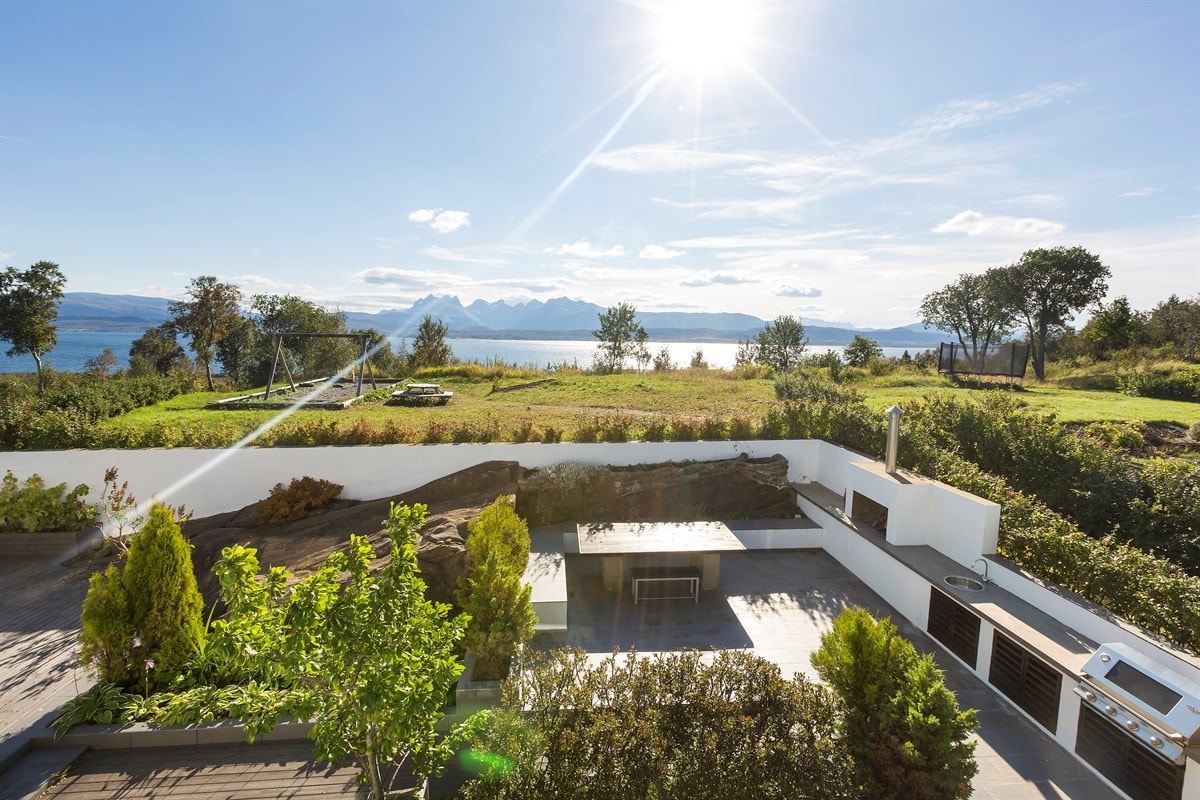 Uteområdet er nøysomt opparbeidet og betydelig påkostet. Galleribilde