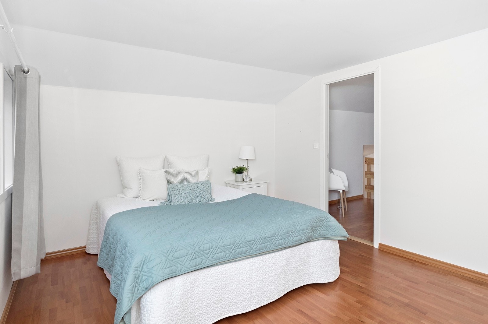 Romslig hovedsoverom i 2. etasje Galleribilde