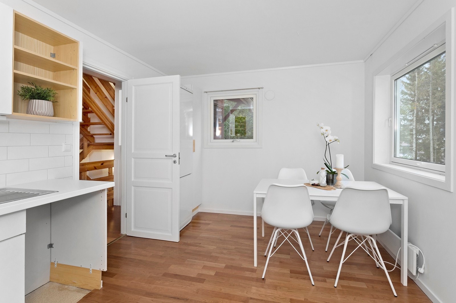 Seperat kjøkken med spiseplass Galleribilde